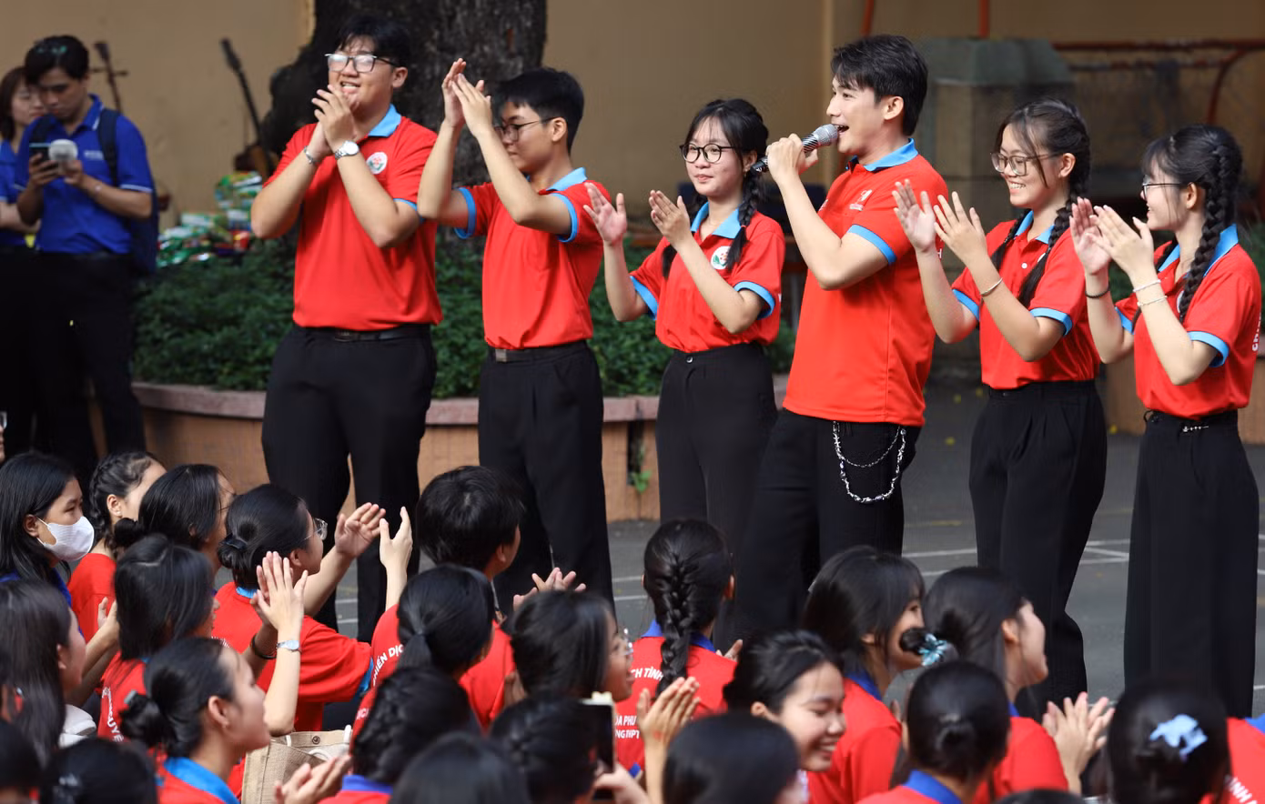 Bạn trẻ sôi nổi khởi động Chiến dịch tình nguyện Hoa phượng đỏ.