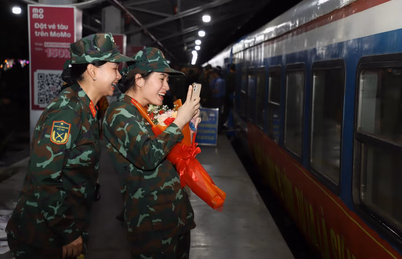 Khoảnh khắc rạng rỡ của nữ thành viên khối Nữ chiến sĩ Biệt động khi nhận ra đồng đội, bạn bè.