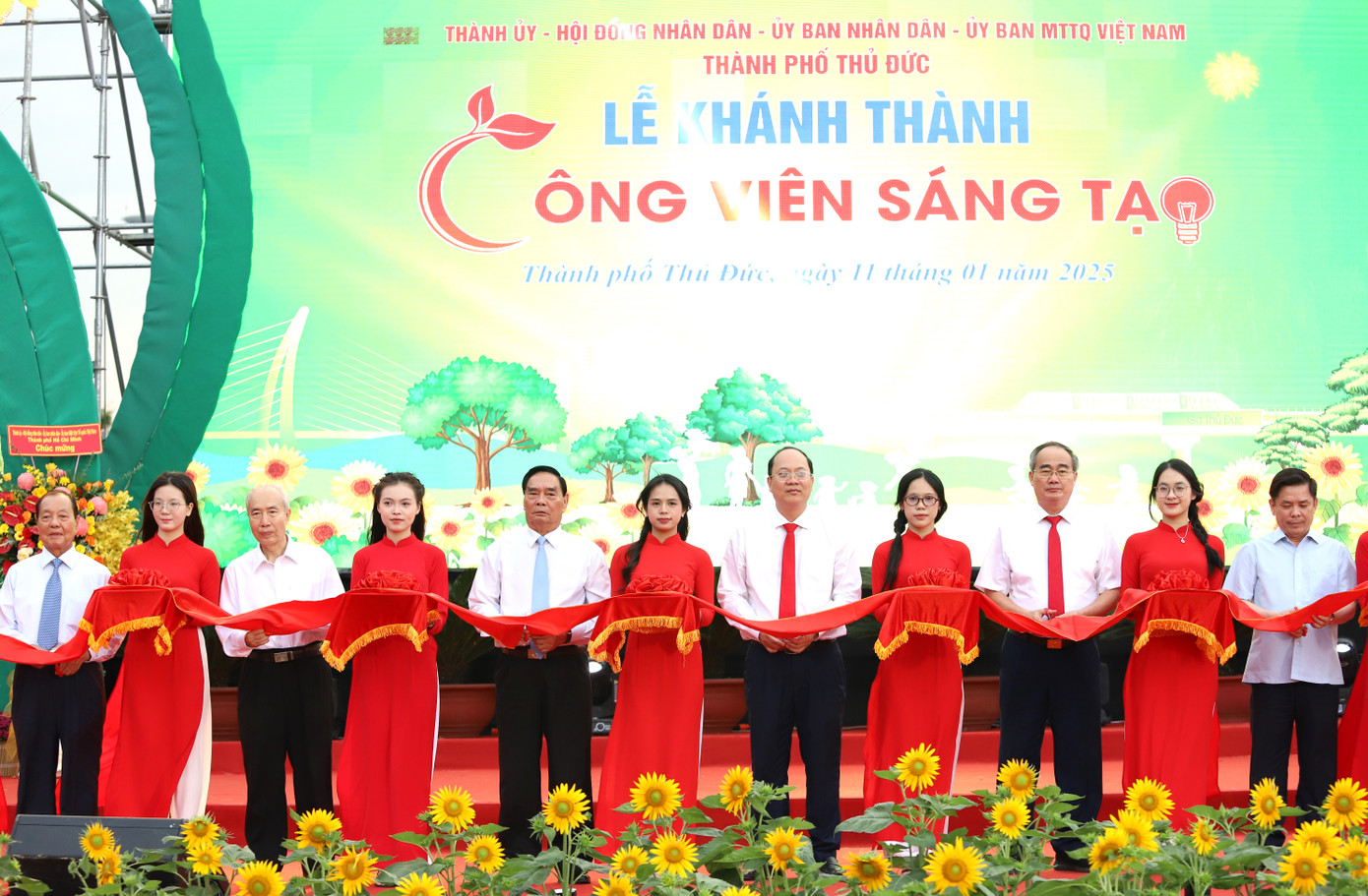 Các lãnh đạo, nguyên lãnh đạo Đảng, Nhà nước và TPHCM thực hiện nghi thức khánh thành Công viên Sáng tạo. Ảnh: Ngô Tùng