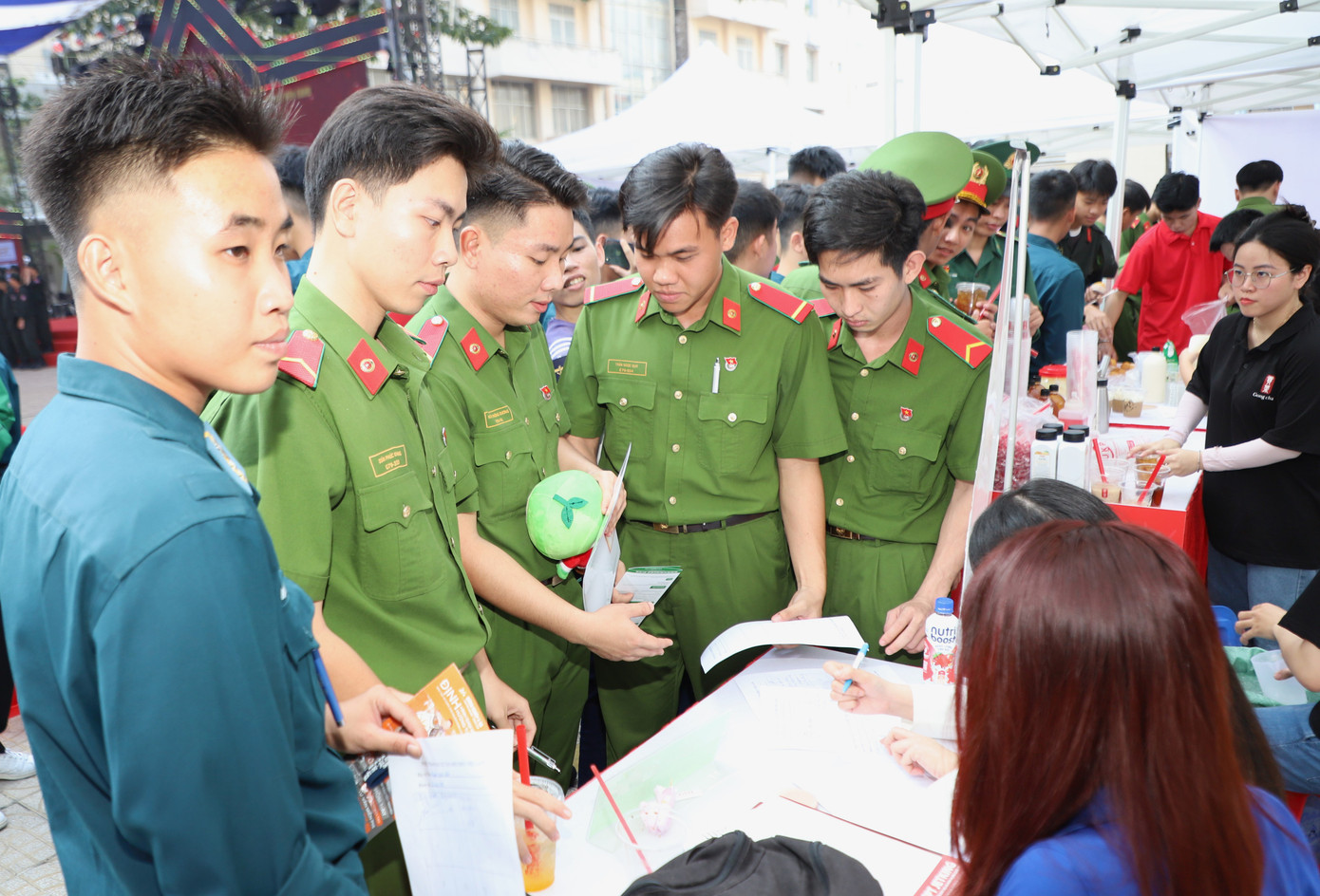 Chiến sĩ trẻ tìm hiểu cơ hội việc làm tại ngày hội.