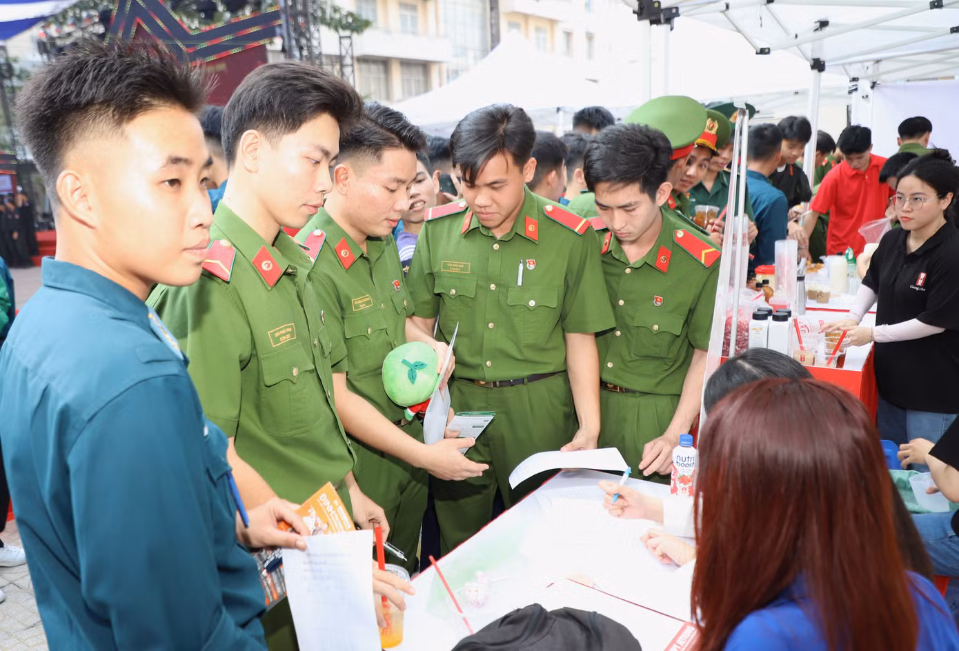 Chiến sĩ trẻ tìm hiểu cơ hội việc làm tại ngày hội.