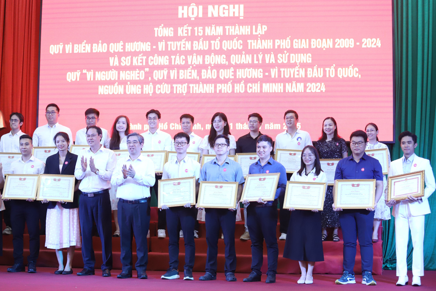 Lãnh đạo MTTQ TPHCM tặng bằng khen cho các y bác sĩ tham gia chuyến công tác khám bệnh cho quân và dân Trường Sa.