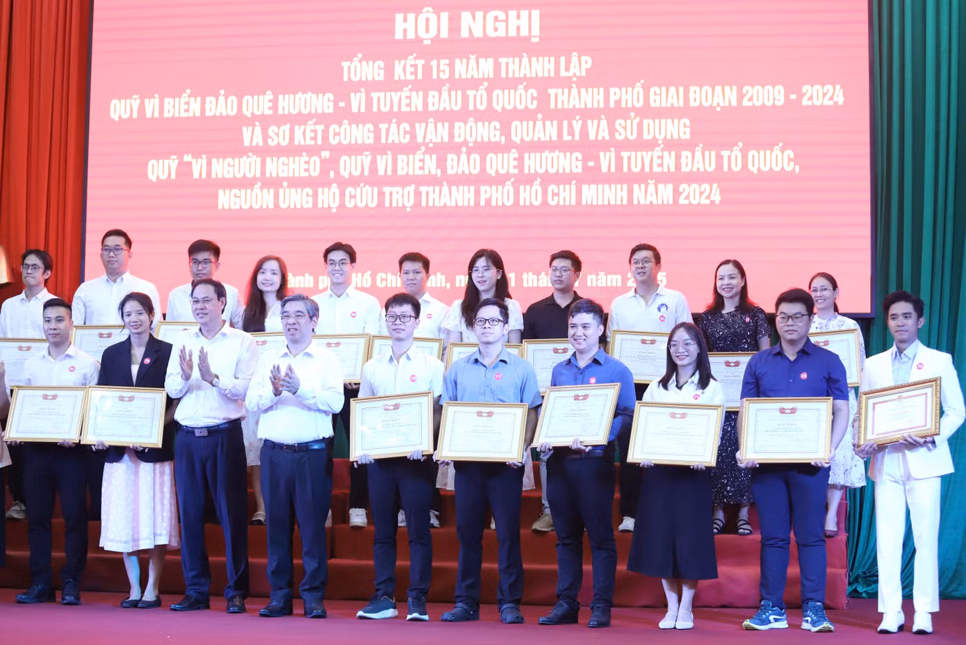 Lãnh đạo MTTQ TPHCM tặng bằng khen cho các y bác sĩ tham gia chuyến công tác khám bệnh cho quân và dân Trường Sa.