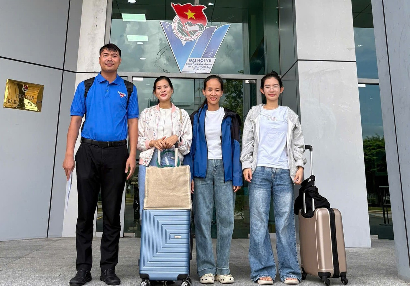 Đại biểu các địa phương lưu lại hành trình đến với Đại hội Thanh niên tiên tiến làm theo lời Bác toàn quốc năm 2025. Ảnh: BTC