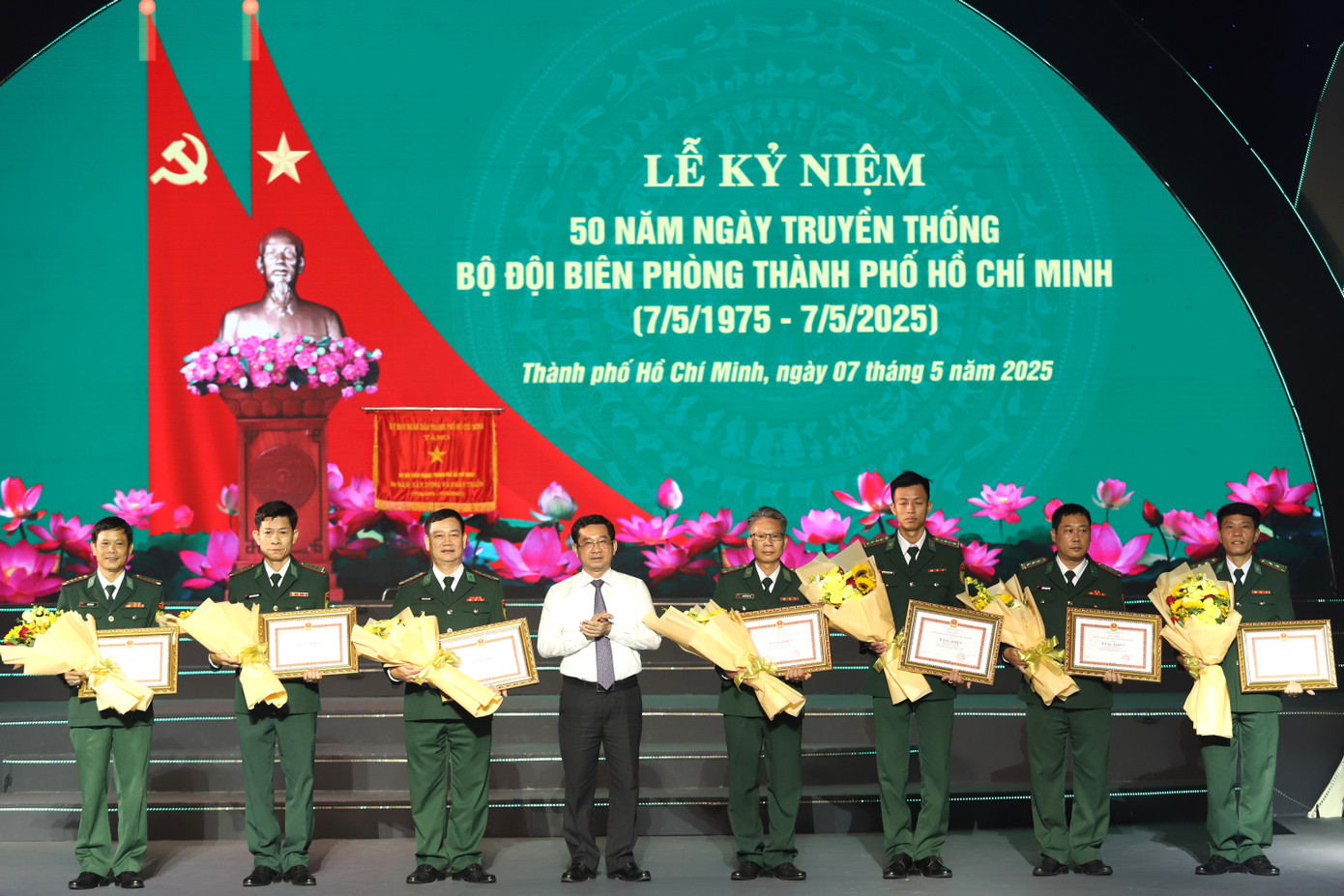 Phó chủ tịch Thường trực UBND TPHCM Dương Ngọc Hải trao bằng khen cho 7 tập thể tiêu biểu.