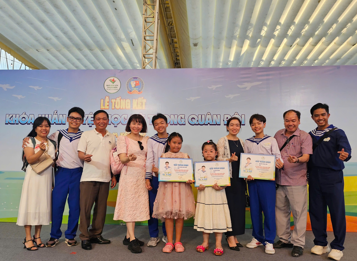 Các em thiếu nhi chụp ảnh lưu niệm cùng ba mẹ và thành viên Ban huấn luyện tại buổi tổng kết. Các em thiếu nhi chụp ảnh lưu niệm cùng ba mẹ và thành viên Ban huấn luyện tại buổi tổng kết.