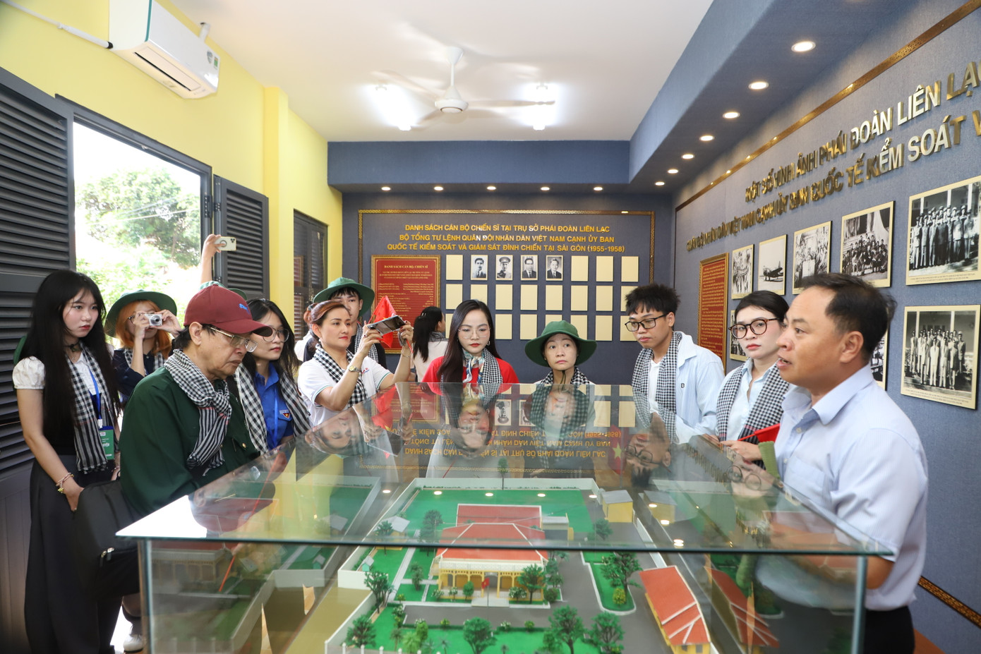 Các cơ quan, sở, ngành của TPHCM tổ chức các chuyến về nguồn, tham quan các di tích lịch sử đặc biệt, gợi nhắc về những năm tháng đấu tranh gian khổ, hy sinh mà vẻ vang của đất nước, của các thế hệ tiền nhân có công dựng xây và gìn giữ non sông Tổ quốc.