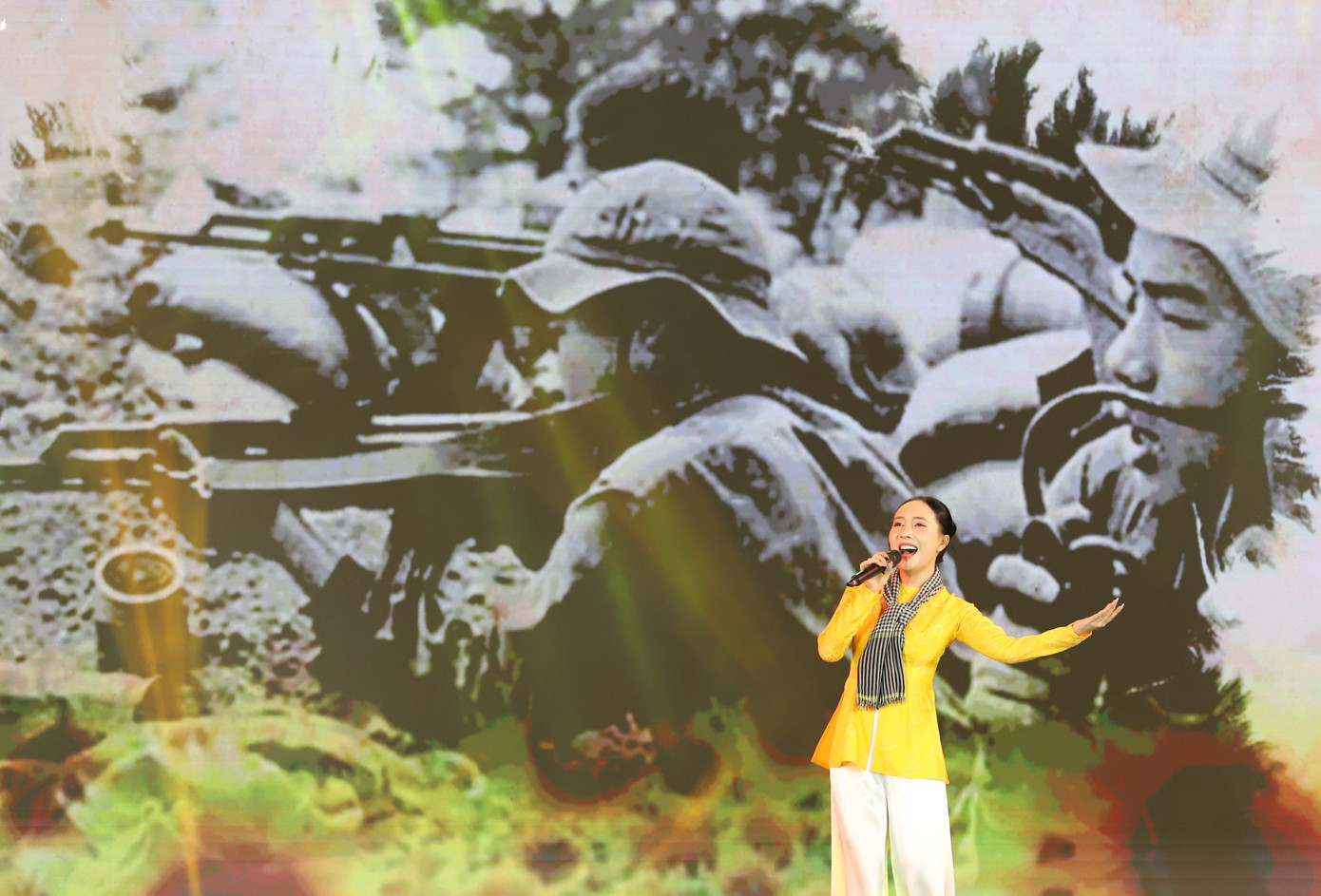 Đêm nghệ thuật diễn ra với các bài ca đi cùng năm tháng kháng chiến chống Mỹ, cứu nước, thời kỳ đổi mới và một số sáng tác mới. Đêm nghệ thuật diễn ra với các bài ca đi cùng năm tháng kháng chiến chống Mỹ, cứu nước, thời kỳ đổi mới và một số sáng tác mới.