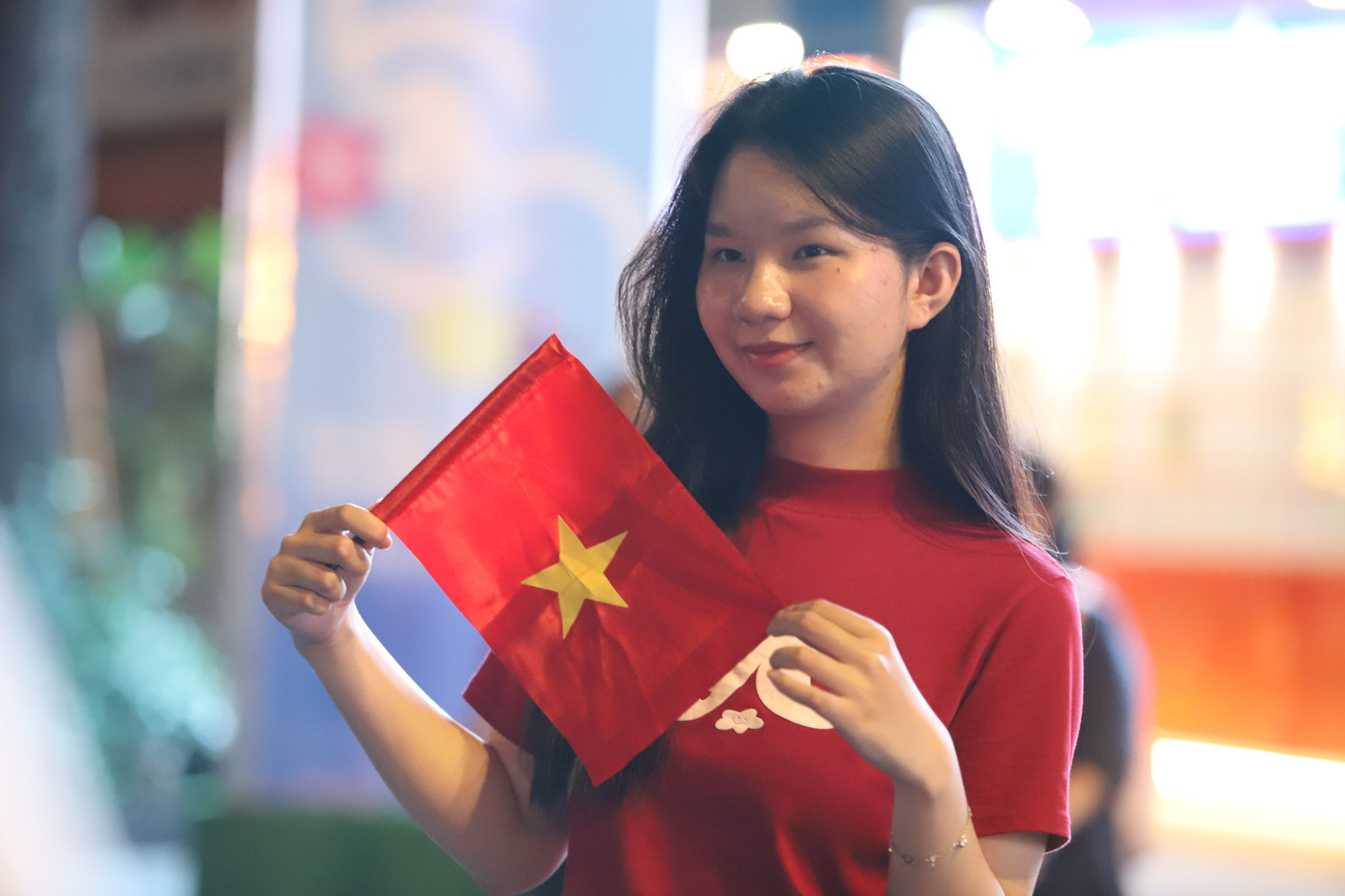 Bạn trẻ hào hứng check-in với lá cờ đỏ sao vàng.