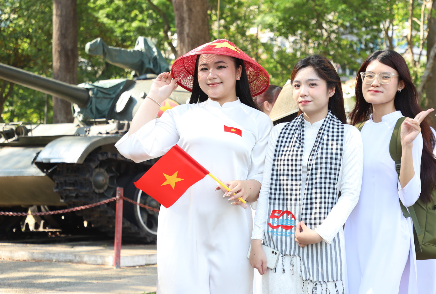 Người trẻ phấn khởi hòa vào những ngày cả nước hân hoan trước dấu mốc trọng đại của đất nước, của TPHCM - Thành phố Anh hùng.