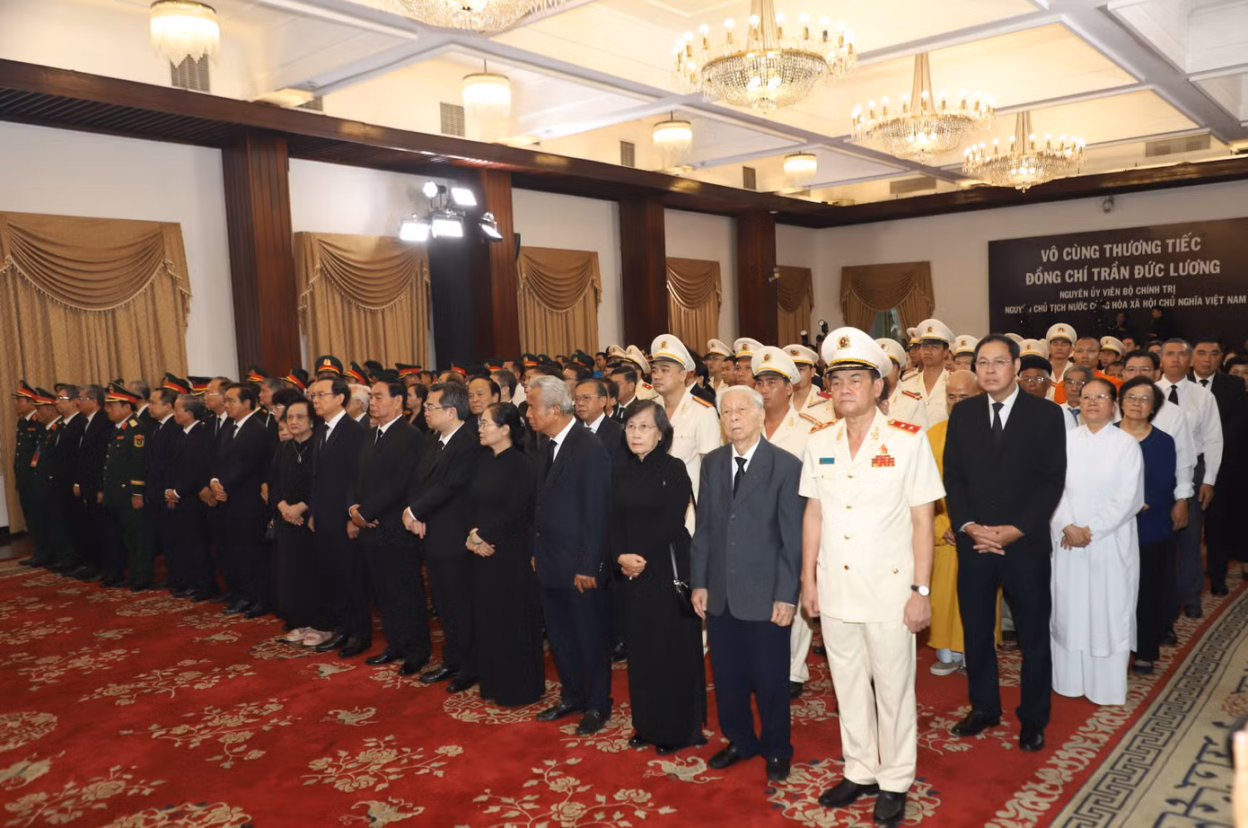 Sáng 24/5, Lễ viếng nguyên Chủ tịch nước Trần Đức Lương được tổ chức trọng thể tại Nhà tang lễ Quốc gia số 5 Trần Thánh Tông, thành phố Hà Nội, từ 7 giờ sáng. Cùng thời điểm, Lễ viếng nguyên Chủ tịch nước Trần Đức Lương cũng diễn ra tại Hội trường Thống Nhất, TPHCM và Hội trường T50, Bộ Chỉ huy Quân sự tỉnh Quảng Ngãi.