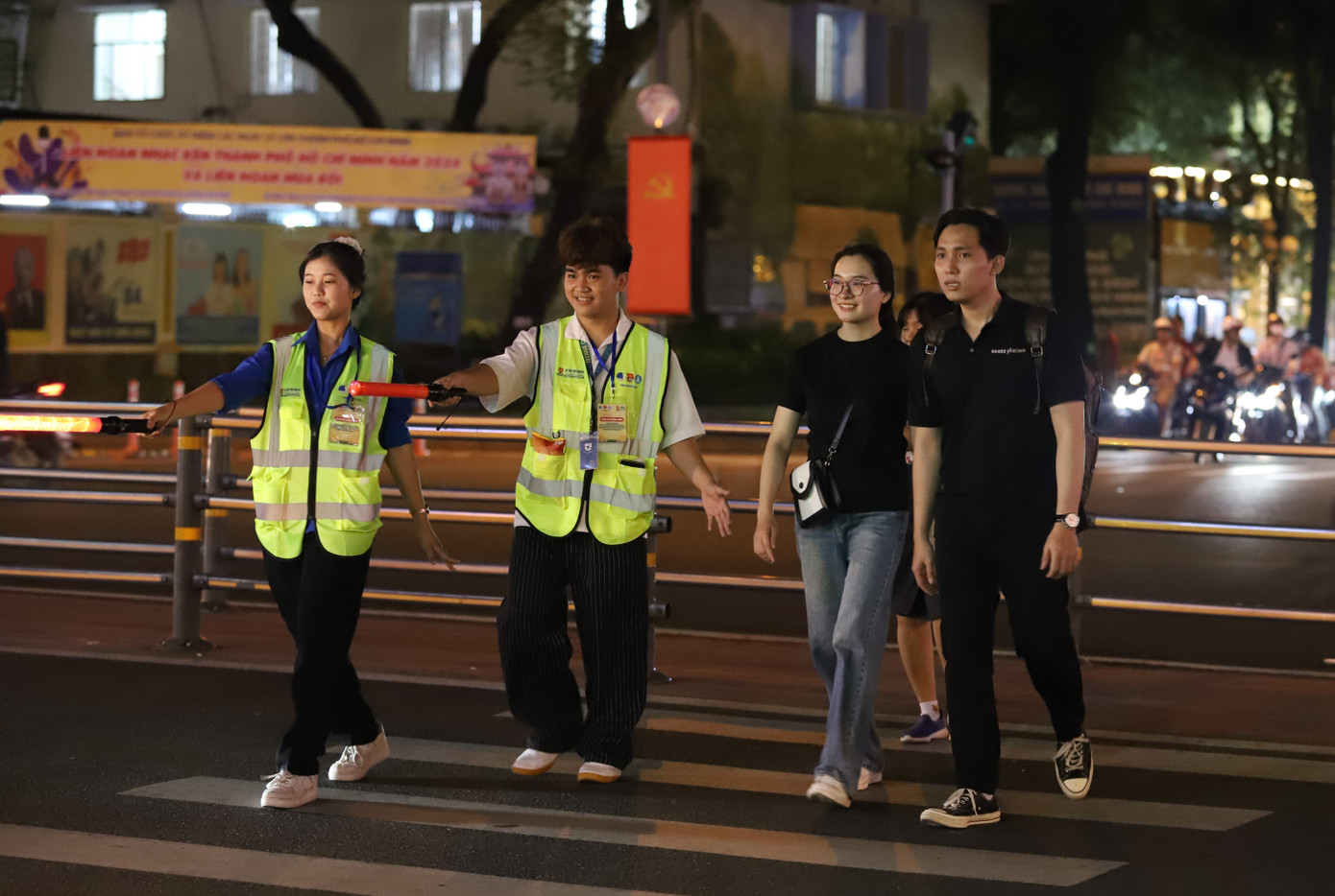 Có mặt xuyên suốt các buổi trực từ ngày 25/12, bạn Mai Ngọc Thiên Kim (sinh viên năm nhất Học viện Hàng không Việt Nam) cho biết muốn góp sức hỗ trợ người khác bởi trước đây khi tham gia giao thông thấy một số người gặp khó khăn trong lúc qua đường, nhất là những người nước ngoài chưa thích nghi với tín hiệu giao thông tại TPHCM nên đôi lúc còn lúng túng, chần chừ.