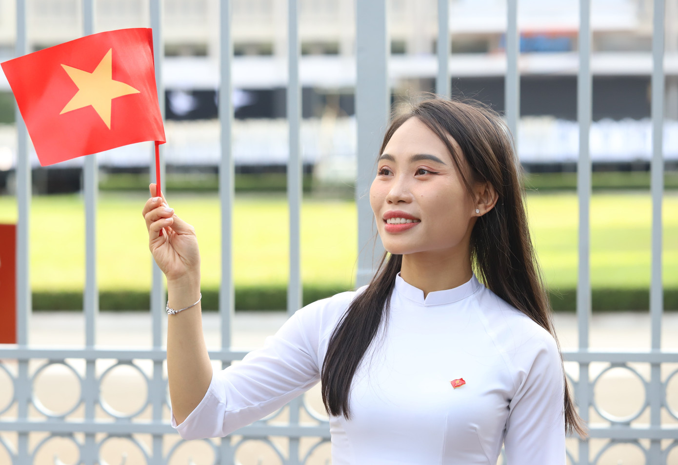 Bạn Vũ Thị Thùy Trang (giáo viên tại Trường tiểu học Phước Tân 2, TP.Biên Hòa, Đồng Nai) cho biết, đây là lần đầu tiên mặc áo dài đến Dinh Độc Lập chụp ảnh, trong tâm thế hướng đến ngày lễ lớn của đất nước.