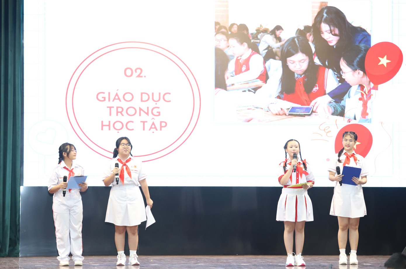 Các em thiếu nhi, đội viên tự tin trình bày, đề đạt những vấn đề xung quanh cuộc sống học tập, sinh hoạt với lãnh đạo thành phố.