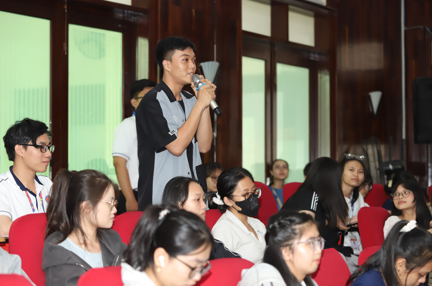 Các bạn sinh viên thẳng thắn đặt vấn đề giao lưu cùng các khách mời. Các bạn sinh viên thẳng thắn đặt vấn đề giao lưu cùng các khách mời.