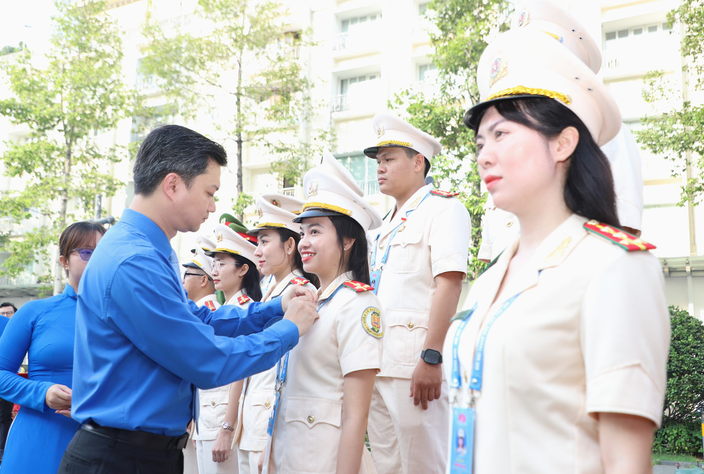 Bí thư Trung ương Đoàn Nguyễn Minh Triết trao tặng Huy hiệu “Thanh niên tiên tiến làm theo lời Bác” cho các bạn trẻ tiêu biểu thuộc đoàn đại biểu Công an nhân dân.