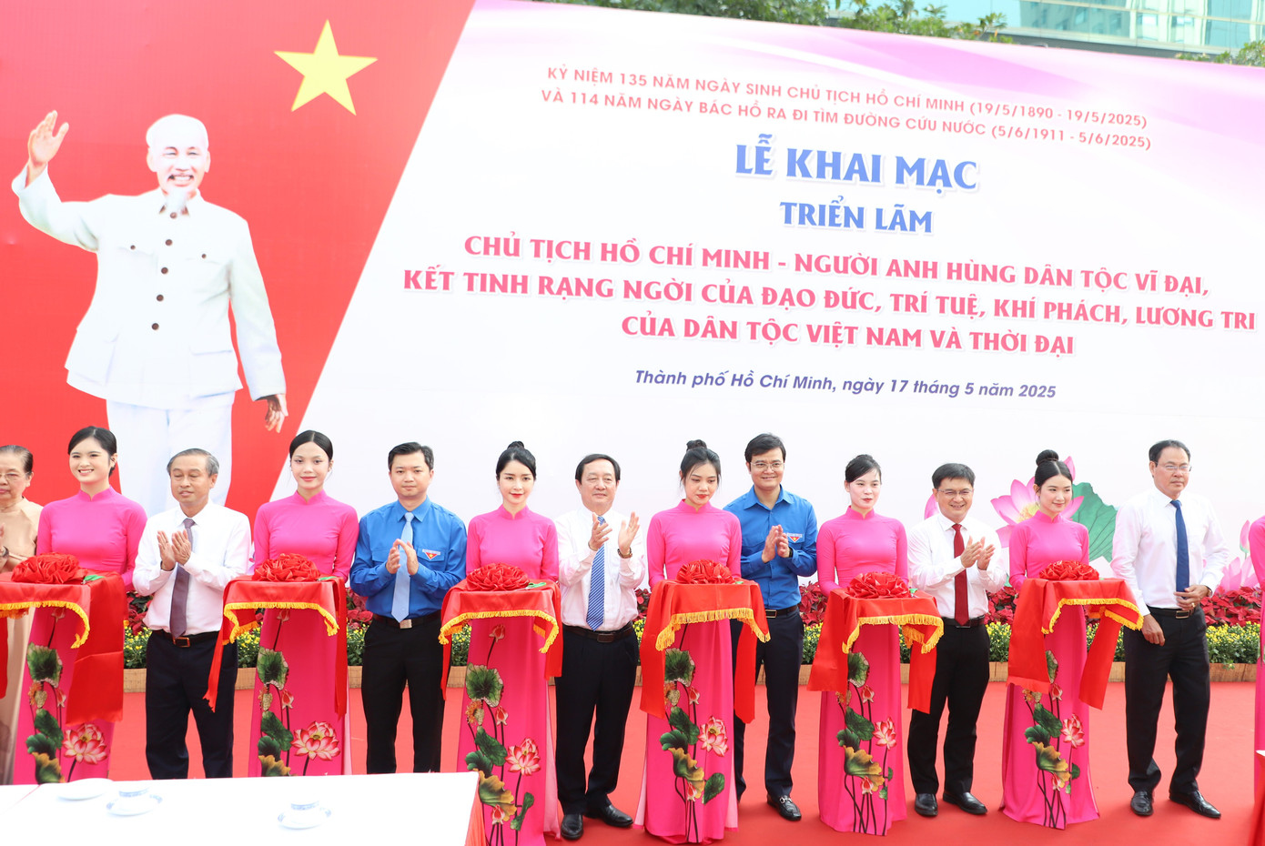 Dịp này, lãnh đạo Ban Tuyên giáo và Dân vận Trung ương, Trung ương Đoàn và TPHCM dự lễ khai mạc triển lãm nhân kỷ niệm 135 Ngày sinh Chủ tịch Hồ Chí Minh và 114 năm Ngày Bác Hồ ra đi tìm đường cứu nước, tại Phố đi bộ Nguyễn Huệ (quận 1, TPHCM).