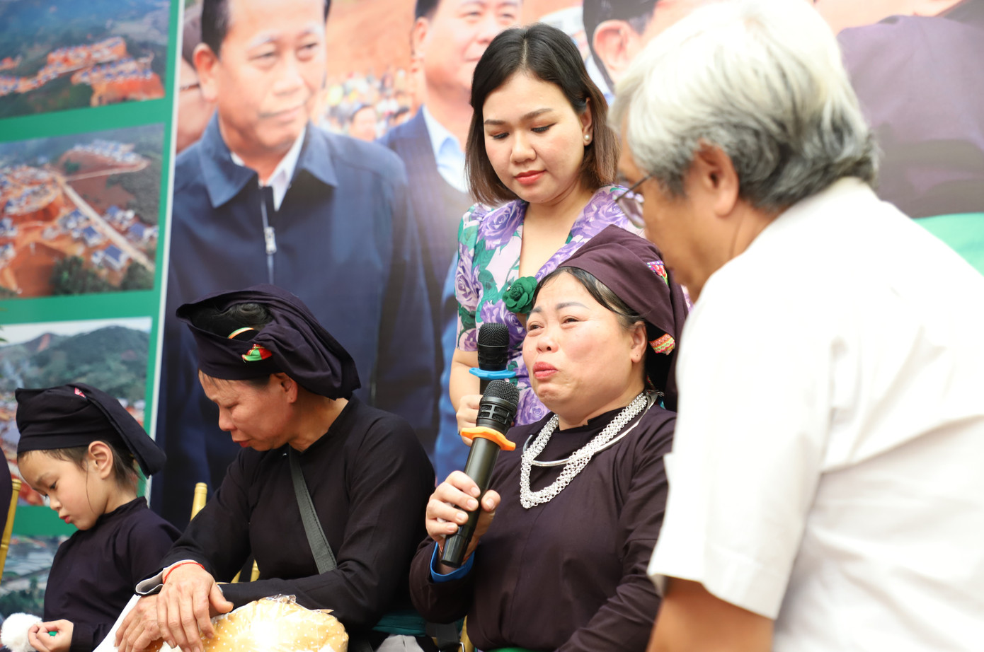 Trực tiếp nghe những chứng nhân Làng Nủ kể về thảm cảnh kinh hoàng đã qua, nhiều đại biểu, khán giả đã gửi những cái ôm sẻ chia với bà con.