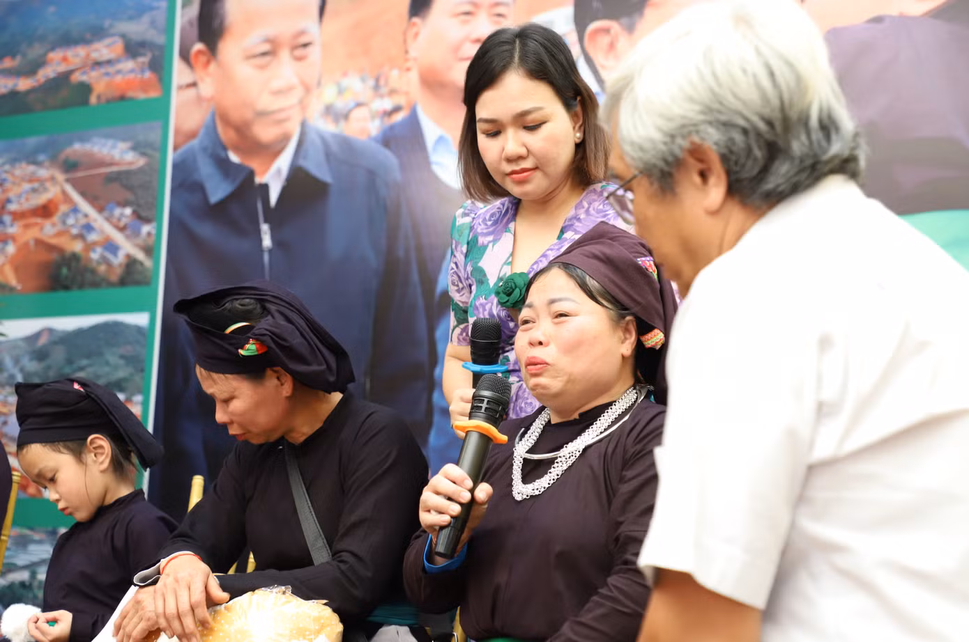 Trực tiếp nghe những chứng nhân Làng Nủ kể về thảm cảnh kinh hoàng đã qua, nhiều đại biểu, khán giả đã gửi những cái ôm sẻ chia với bà con.