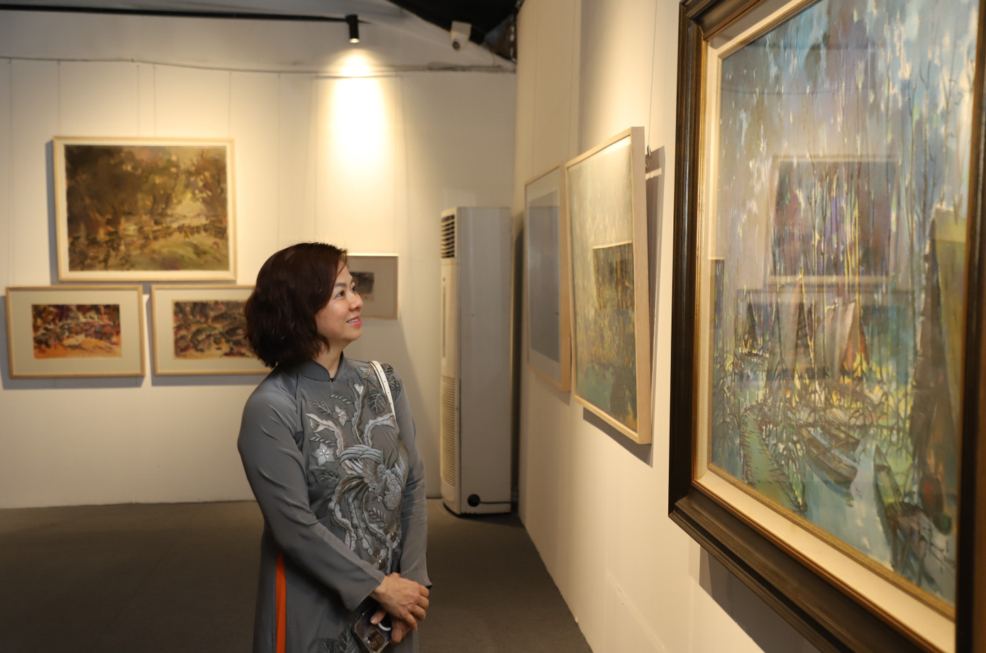 Triển lãm tranh Hành trình Huỳnh Phương Đông đang được gia đình cố họa sĩ Huỳnh Phương Đông và các đơn vị chức năng thực hiện tại Nhà trưng bày triển lãm TPHCM, nhân kỷ niệm 50 năm thống nhất đất nước, đồng thời kỷ niệm 100 năm ngày sinh của cố họa sĩ. Ảnh: Ngô Tùng Triển lãm tranh Hành trình Huỳnh Phương Đông đang được gia đình cố họa sĩ Huỳnh Phương Đông và các đơn vị chức năng thực hiện tại Nhà trưng bày triển lãm TPHCM, nhân kỷ niệm 50 năm thống nhất đất nước, đồng thời kỷ niệm 100 năm ngày sinh của cố họa sĩ. Ảnh: Ngô Tùng