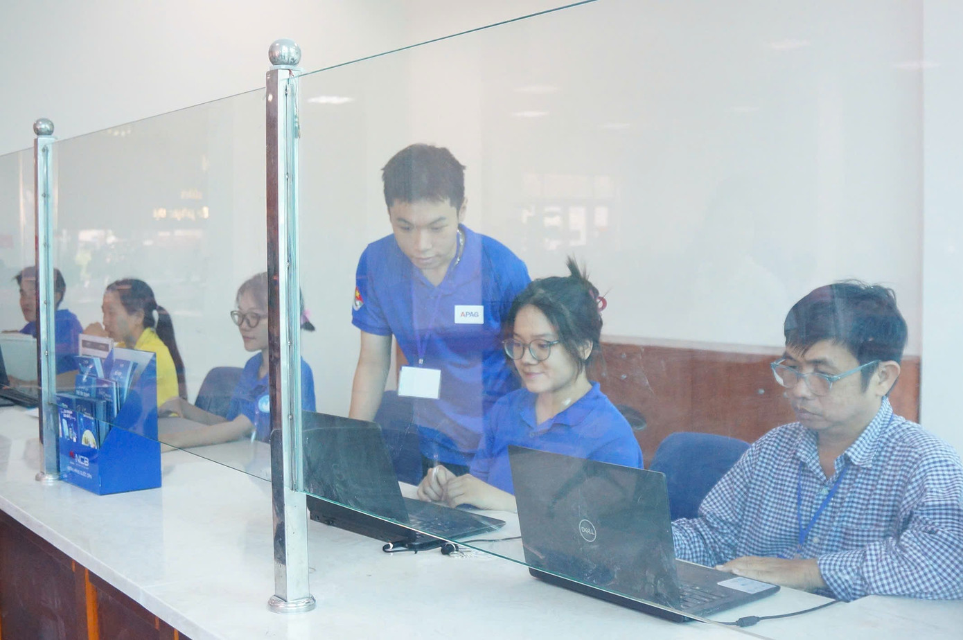 Tuổi trẻ Phân hiệu Học viện Hành chính và Quản trị công tại TPHCM tham gia hỗ trợ giải quyết thủ tục hành chính tại các phường, xã mới trong quá trình vận hành chính thức mô hình chính quyền địa phương 2 cấp.