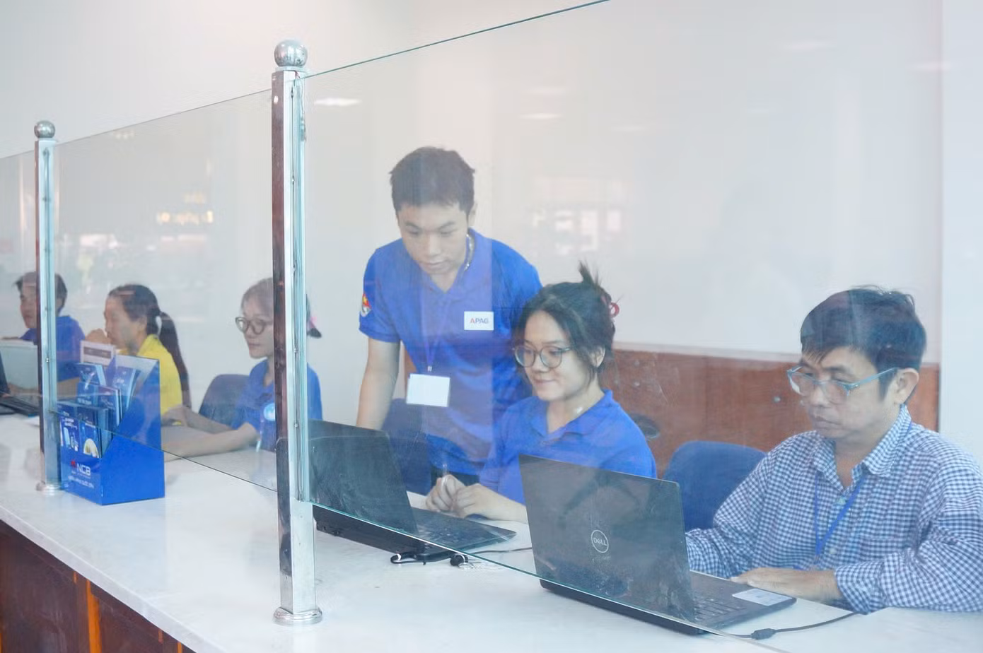 Tuổi trẻ Phân hiệu Học viện Hành chính và Quản trị công tại TPHCM tham gia hỗ trợ giải quyết thủ tục hành chính tại các phường, xã mới trong quá trình vận hành chính thức mô hình chính quyền địa phương 2 cấp.