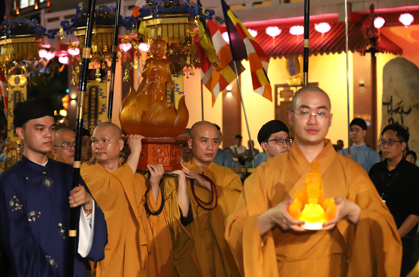 Chư tôn đức đặt tôn tượng đức Phật đản sinh lên vị trí lễ đài chính tại Việt Nam Quốc tự.