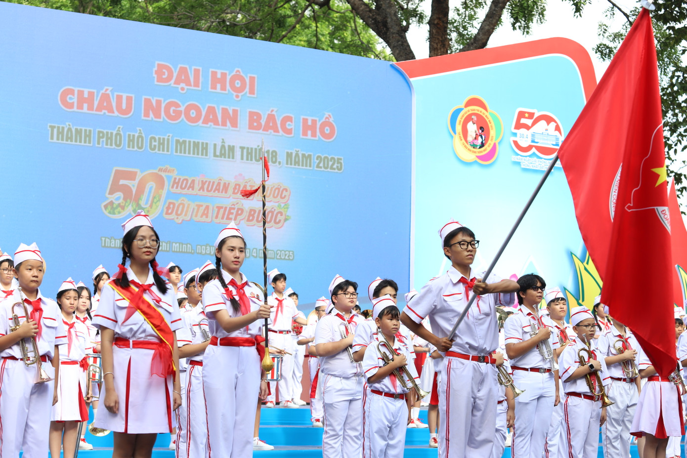 Các tiết mục đặc sắc do các em thiếu nhi tham gia biểu diễn. Các tiết mục đặc sắc do các em thiếu nhi tham gia biểu diễn.