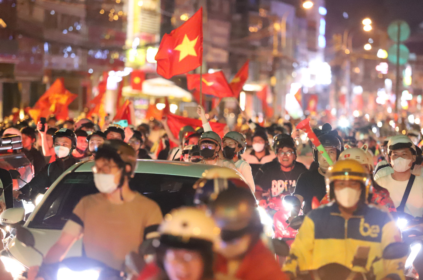 "Biển người" di chuyển mang theo cờ đỏ sao vàng liên tục hò reo "Việt Nam vô địch" thể hiện tình yêu nồng nhiệt với đội tuyển bóng đá nước nhà.