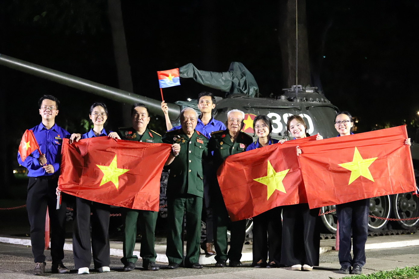 Bên cạnh đó, trong các buổi giao lưu nghệ thuật, các cuộc họp mặt, các Anh hùng Lực lượng vũ trang nhân dân, chứng nhân lịch sử cùng ôn lại những giây phút đặc biệt trong cuộc đời binh nghiệp qua những chặng đường đấu tranh kiên cường của dân tộc ta, để rồi hun đúc thêm tinh thần tự lực tự cường, ý chí vươn lên xây dựng đất nước đàng hoàng hơn, to đẹp hơn như Chủ tịch Hồ Chí Minh hằng mong ước.