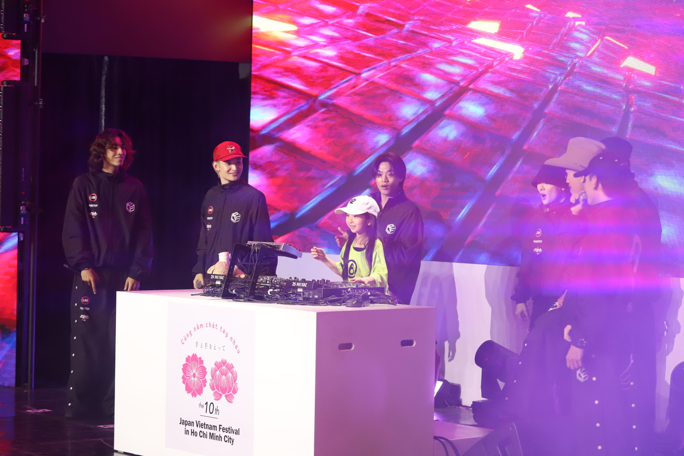 Ngoài phần solo, nữ DJ cũng kết hợp trình diễn cùng các nghệ sĩ đàn anh, đàn chị.