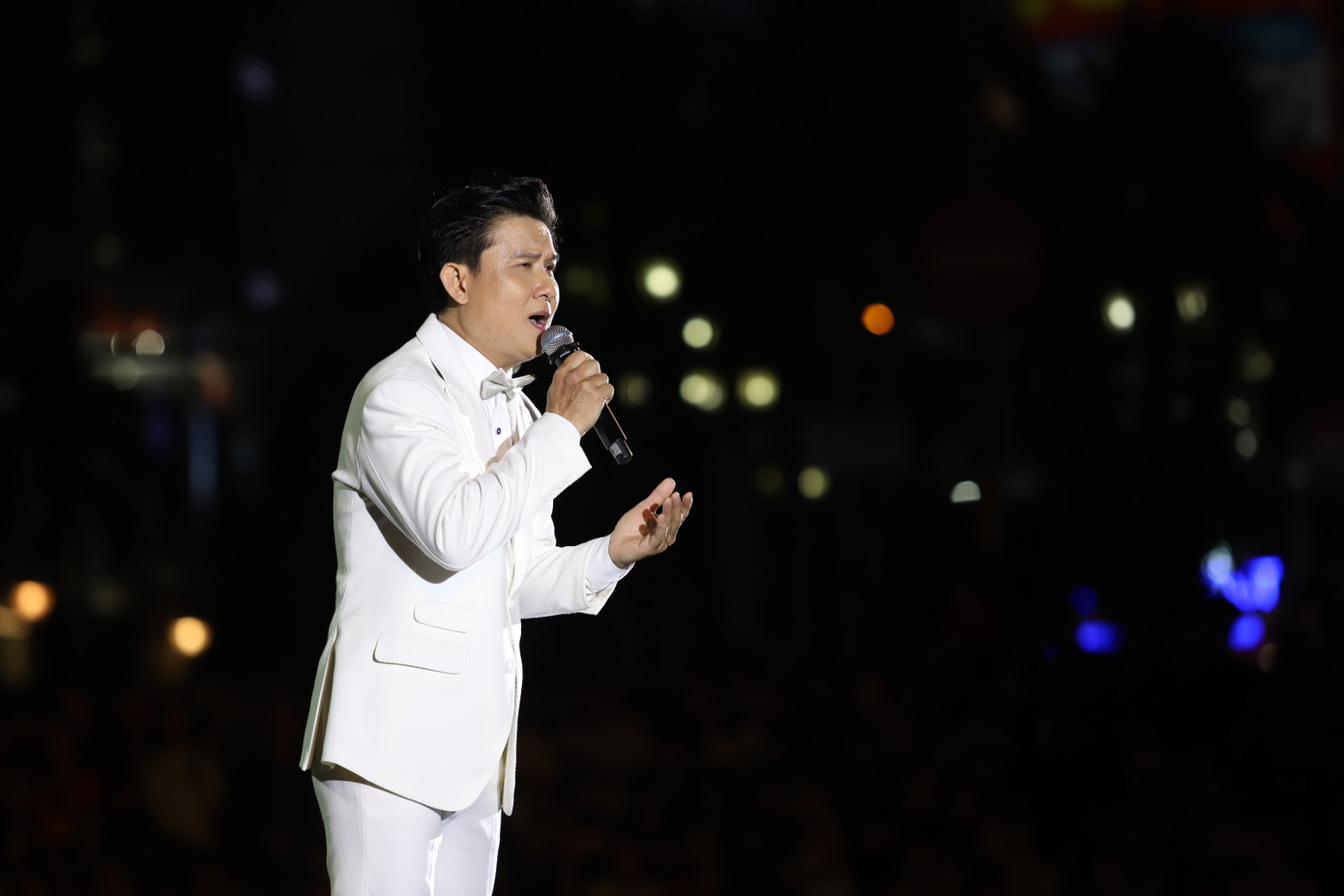 Chương trình nghệ thuật mang đến nhiều ca khúc đặc sắc do nhiều nghệ sĩ tên tuổi biểu diễn. Chương trình nghệ thuật mang đến nhiều ca khúc đặc sắc do nhiều nghệ sĩ tên tuổi biểu diễn.