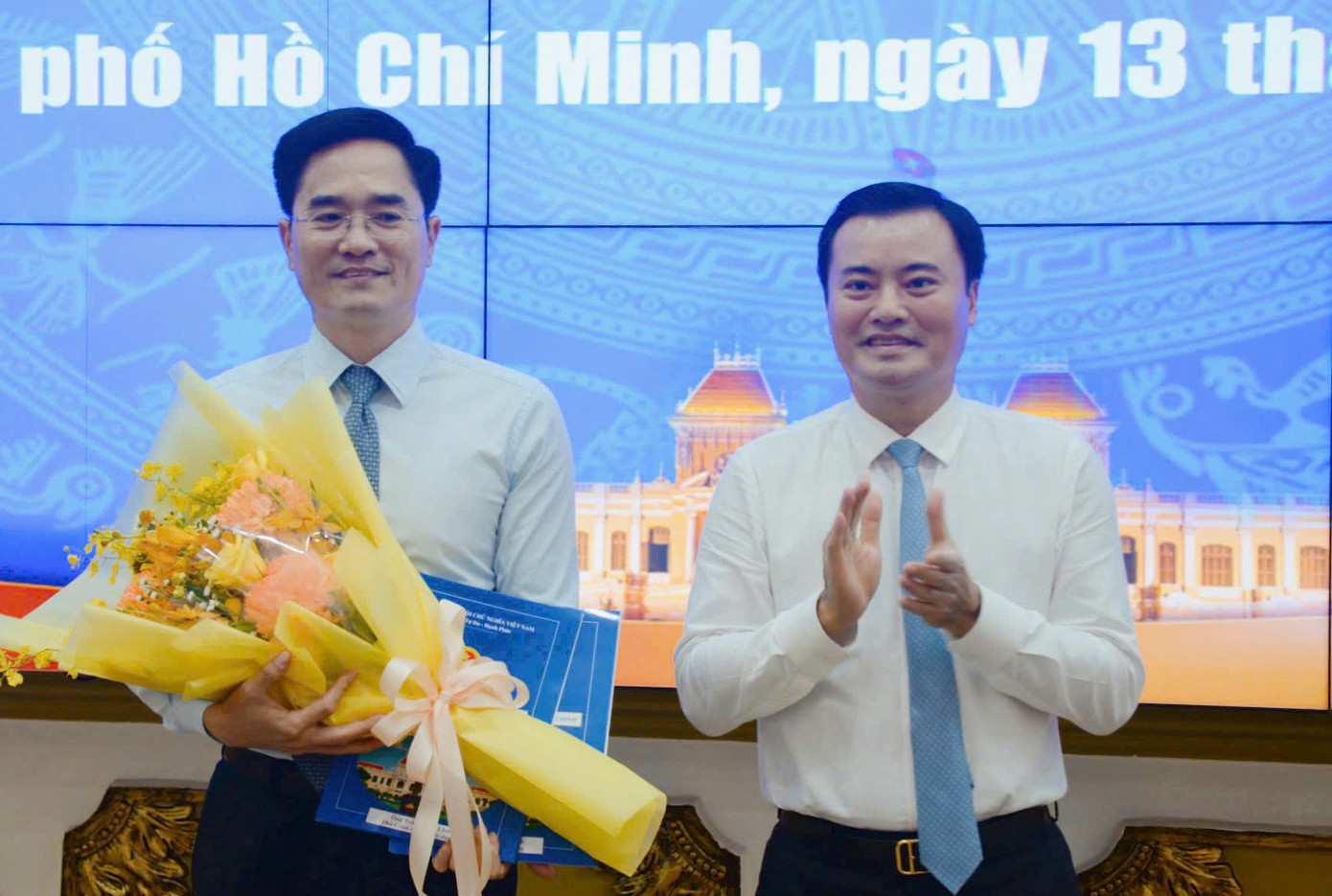 Ông Bùi Xuân Cường trao quyết định bổ nhiệm cho ông Trần Quang Lâm (bên trái). Ảnh: H.K