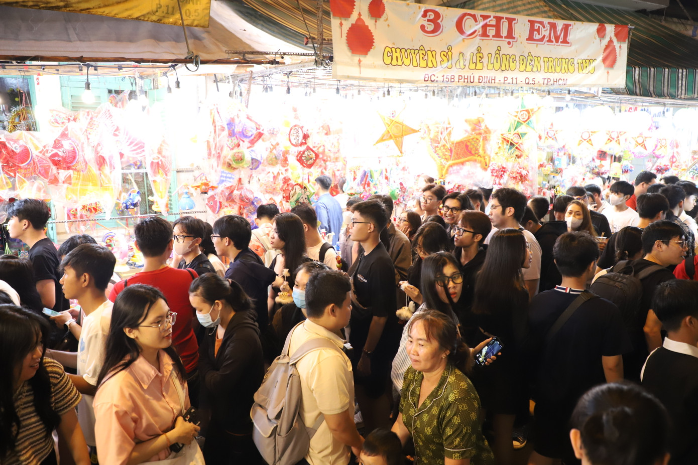 Người dân vui chơi, trẩy hội phố lồng đèn Lương Nhữ Học tại quận 5. Ảnh: Ngô Tùng