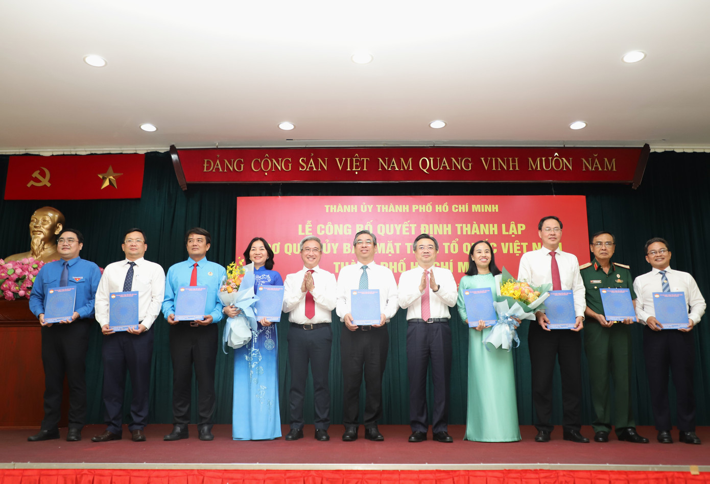 Lãnh đạo Thành ủy TPHCM trao quyết định cho Thường trực Ủy ban MTTQ Việt Nam thành phố. Lãnh đạo Thành ủy TPHCM trao quyết định cho Thường trực Ủy ban MTTQ Việt Nam thành phố.