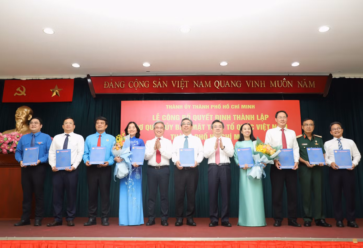 Lãnh đạo Thành ủy TPHCM trao quyết định cho Thường trực Ủy ban MTTQ Việt Nam thành phố.