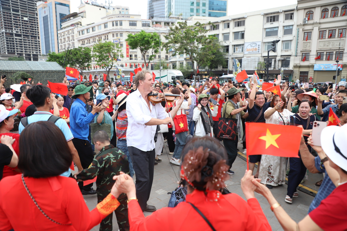 Cũng trong không khí rộn ràng, tươi vui những ngày lễ lớn của đất nước, đông đảo người dân trong nước và khách quốc tế hân hoan đón chào dấu mốc kỷ niệm đặc biệt.