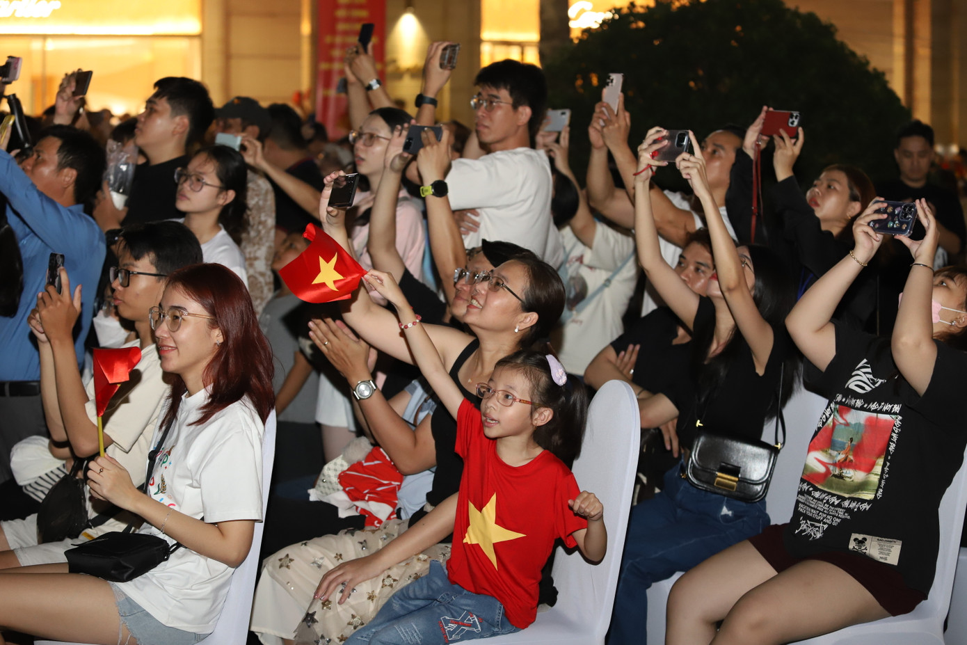 Đông đảo người dân và du khách theo dõi chuỗi chương trình nghệ thuật. Đông đảo người dân và du khách theo dõi chuỗi chương trình nghệ thuật.