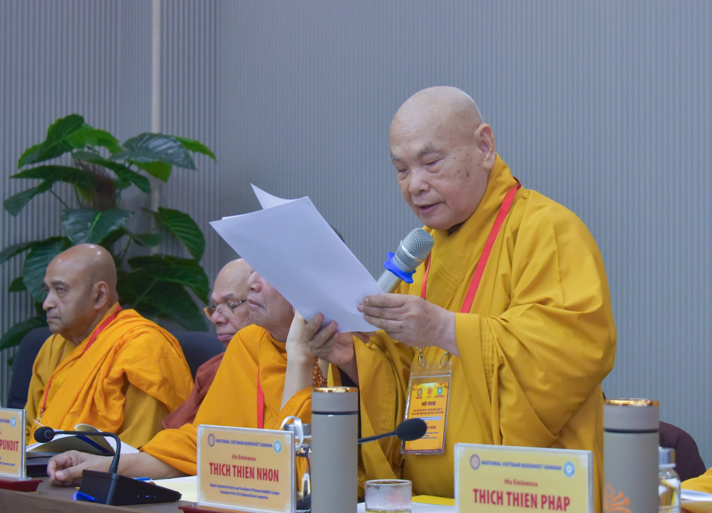 Trưởng lão Hòa thượng Thích Thiện Nhơn trao đổi tại buổi họp. Trưởng lão Hòa thượng Thích Thiện Nhơn trao đổi tại buổi họp.