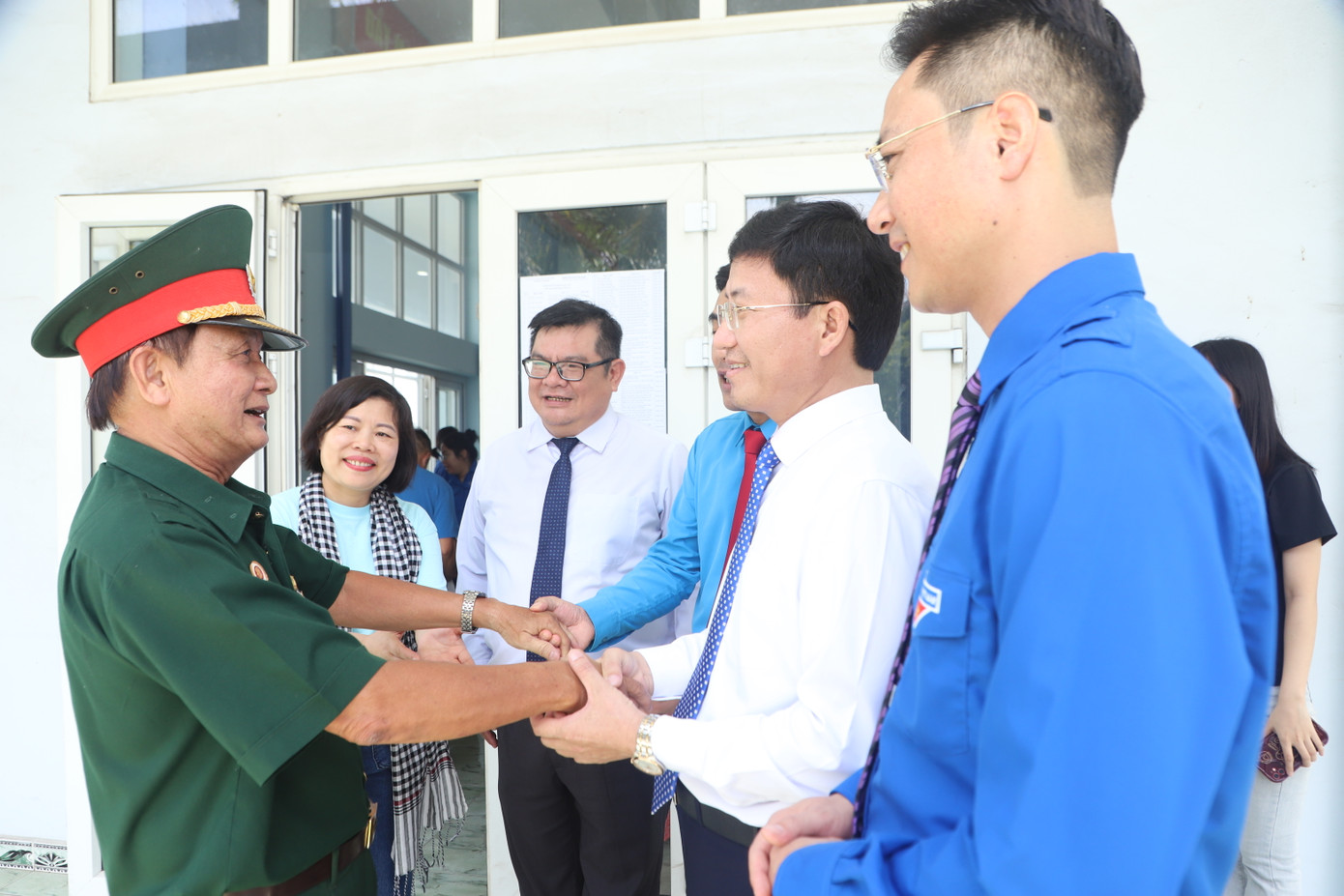 Ông Đinh Giảng Hiếu vui mừng gặp gỡ các lãnh đạo và thế hệ trẻ tỉnh Điện Biên có chuyến về nguồn dịp này. Ảnh: Ngô Tùng. Ông Đinh Giảng Hiếu vui mừng gặp gỡ các lãnh đạo và thế hệ trẻ tỉnh Điện Biên có chuyến về nguồn dịp này. Ảnh: Ngô Tùng.