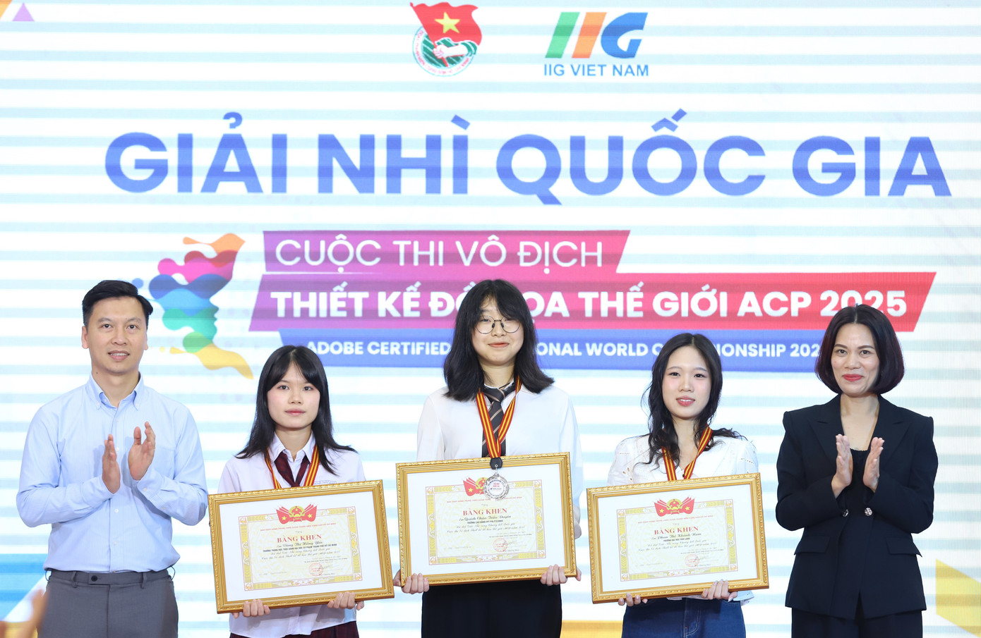 BTC trao thưởng cho Top 15 cuộc thi. BTC trao thưởng cho Top 15 cuộc thi.