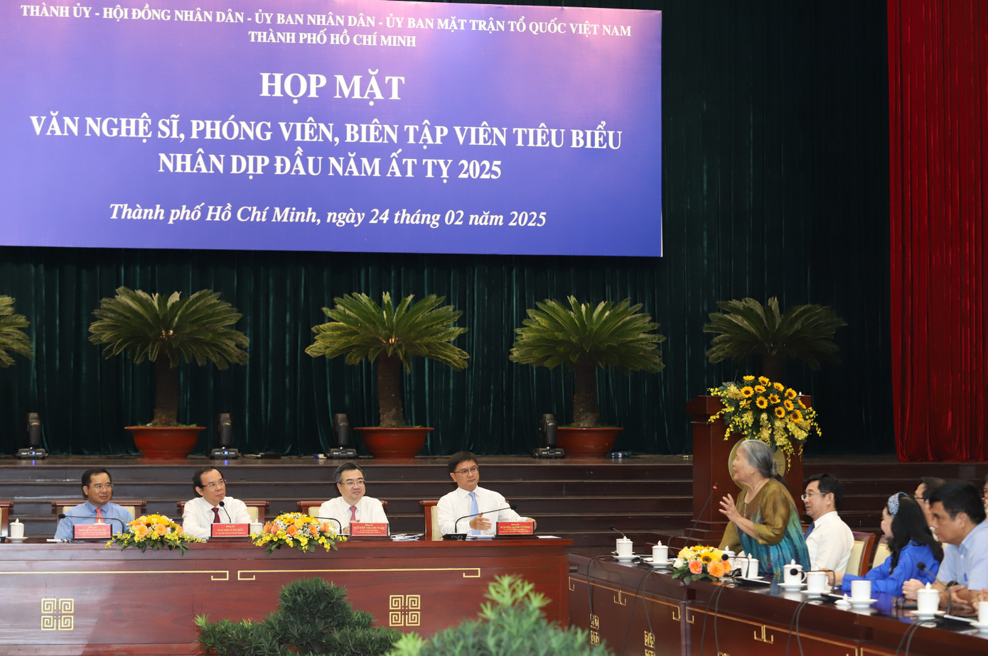 Nghệ sĩ Lê Thiện chia sẻ với lãnh đạo TPHCM. Nghệ sĩ Lê Thiện chia sẻ với lãnh đạo TPHCM.