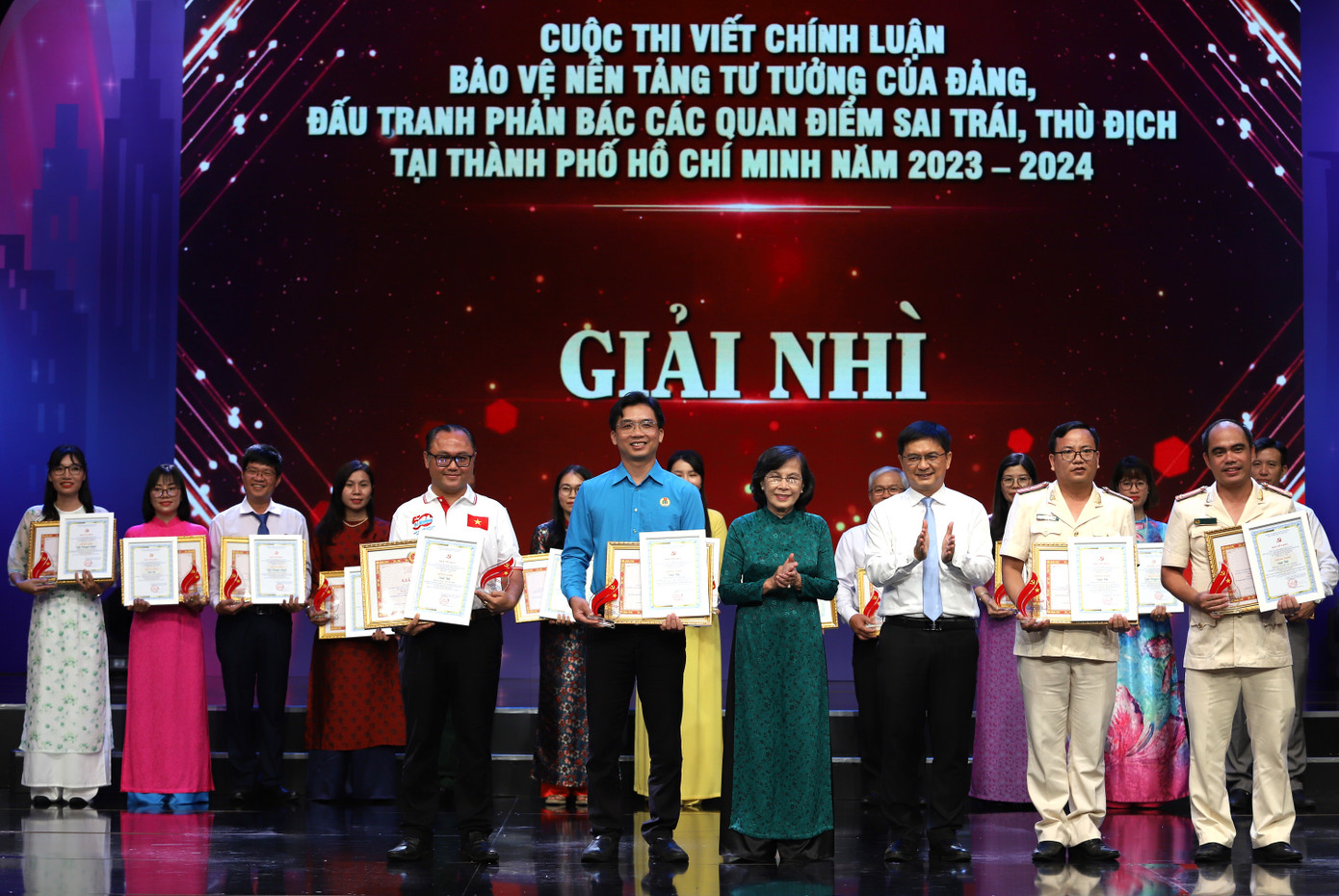 Lãnh đạo Ban Tuyên giáo và Dân vận Trung ương, Trung ương Đoàn và TPHCM trao thưởng cho các tác giả đạt giải. Ảnh: Ngô Tùng