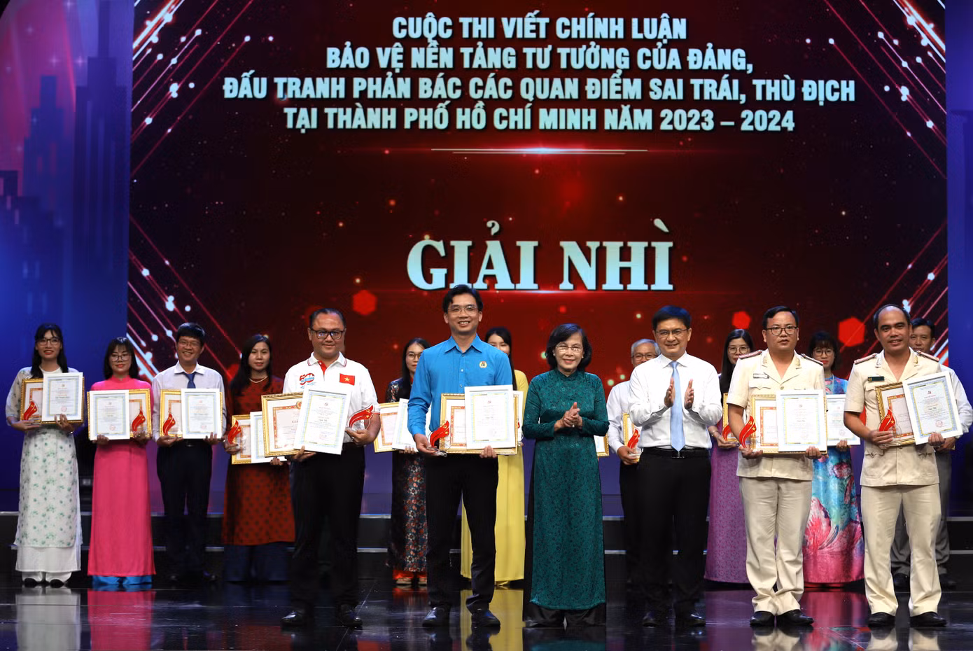 Lãnh đạo Ban Tuyên giáo và Dân vận Trung ương, Trung ương Đoàn và TPHCM trao thưởng cho các tác giả đạt giải. Ảnh: Ngô Tùng Lãnh đạo Ban Tuyên giáo và Dân vận Trung ương, Trung ương Đoàn và TPHCM trao thưởng cho các tác giả đạt giải. Ảnh: Ngô Tùng