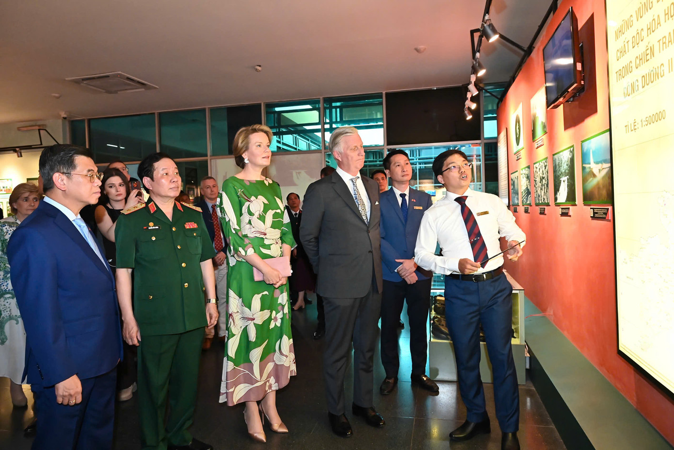 Nhà vua Philippe và Hoàng hậu Mathilde tham quan Bảo tàng Chứng tích chiến tranh.