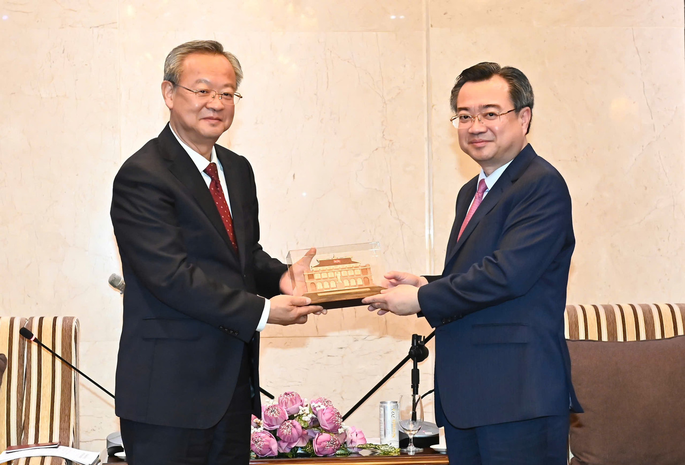 Phó Bí thư Thường trực Thành ủy TPHCM Nguyễn Thanh Nghị (bên phải) và ông Trần Kiến Văn tại buổi tiếp. Ảnh: Việt Dũng Phó Bí thư Thường trực Thành ủy TPHCM Nguyễn Thanh Nghị (bên phải) và ông Trần Kiến Văn tại buổi tiếp. Ảnh: Việt Dũng