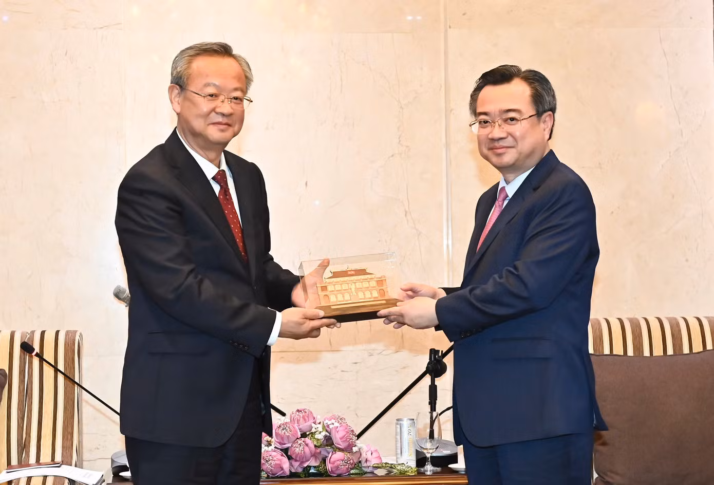 Phó Bí thư Thường trực Thành ủy TPHCM Nguyễn Thanh Nghị (bên phải) và ông Trần Kiến Văn tại buổi tiếp. Ảnh: Việt Dũng