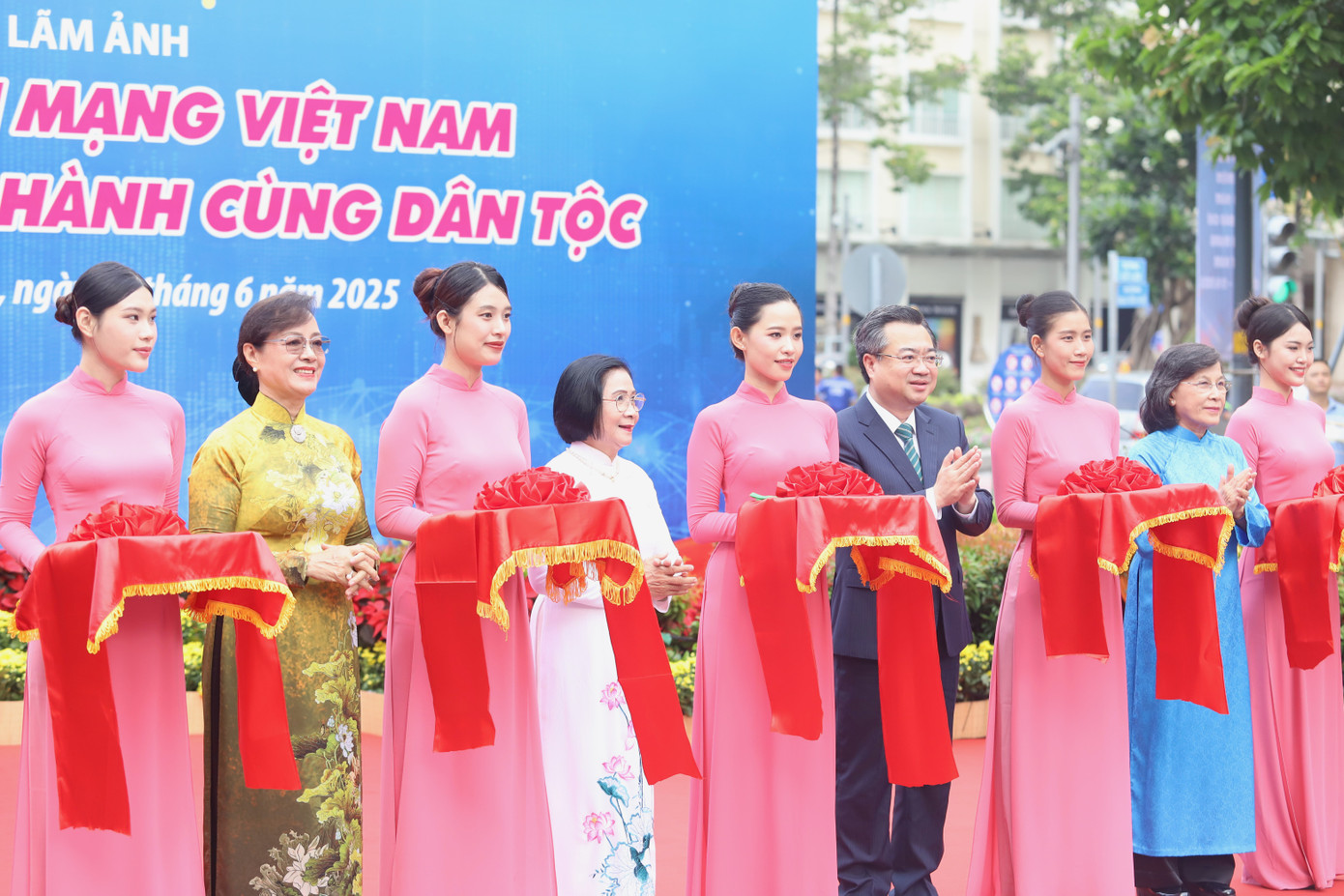 Phó Bí thư Thường trực Thành ủy - Nguyễn Thanh Nghị - cùng các nguyên lãnh đạo TPHCM thực hiện nghi thức cắt băng khai mạc triển lãm ảnh. Ảnh: Ngô Tùng.