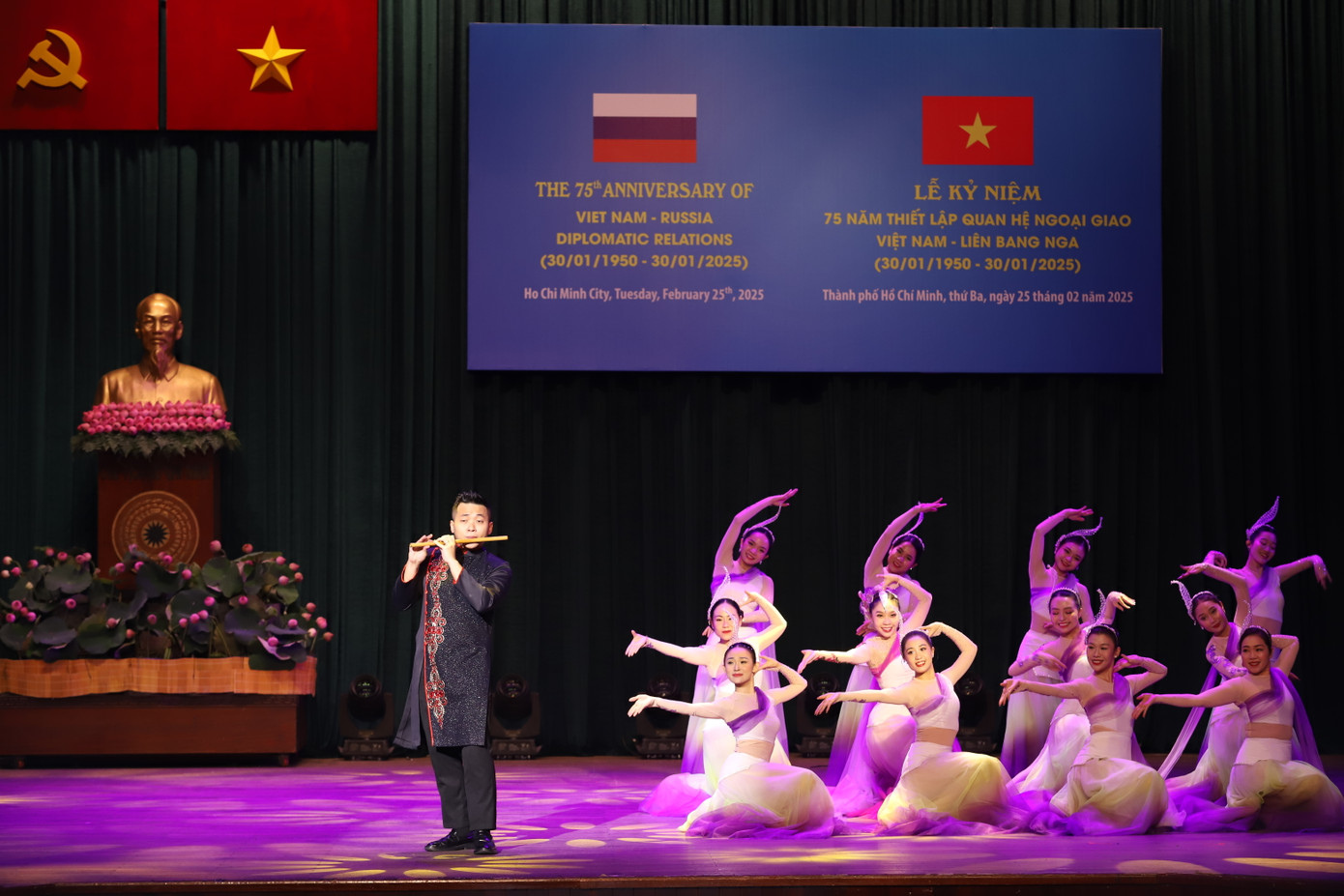 Biểu diễn văn nghệ tại lễ kỷ niệm. Ảnh: Ngô Tùng