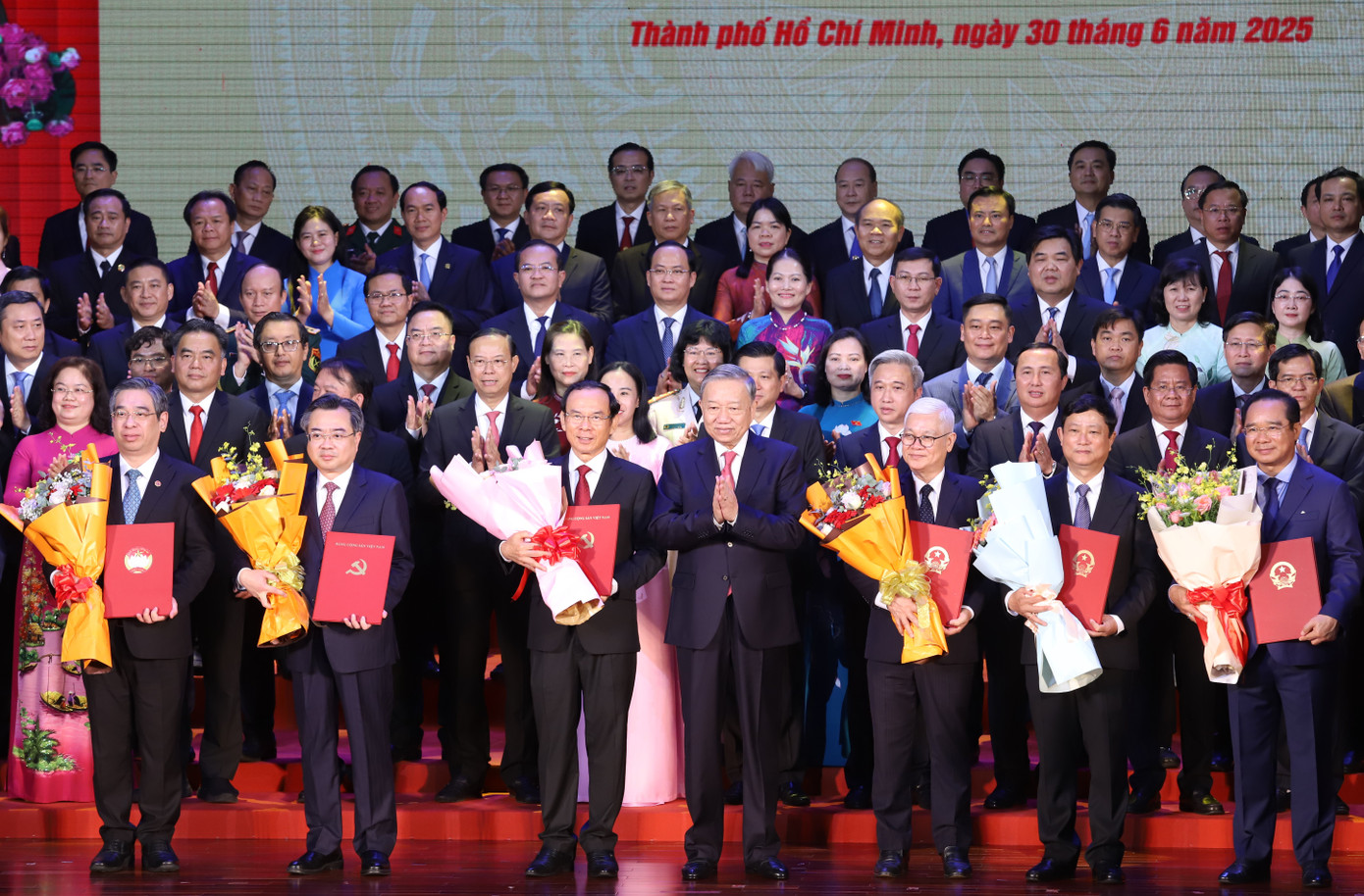 Tổng Bí thư Tô Lâm trao các nghị quyết, quyết định của Trung ương cho các lãnh đạo của TPHCM mới. Ảnh: Ngô Tùng